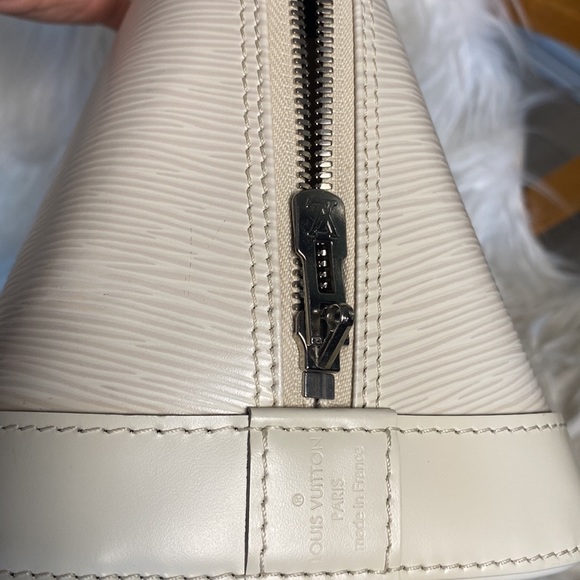 *SOLD**Retail 2570* Louis Vuitton Epi Alma - Picture 11 of 12